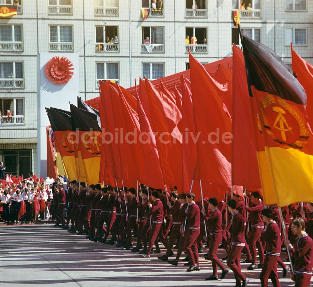 DDR-Bildarchiv: Berlin - Fahnenmeer am 1. Mai 1974 Berlin