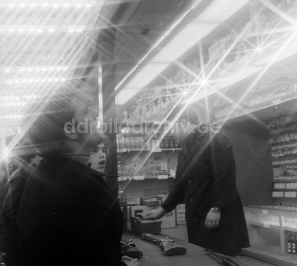 DDR-Bildarchiv: Berlin - Fahrgeschäfte und Besucher auf dem Weihnachtsmarkt in Berlin, der ehemaligen Hauptstadt der DDR, Deutsche Demokratische Republik