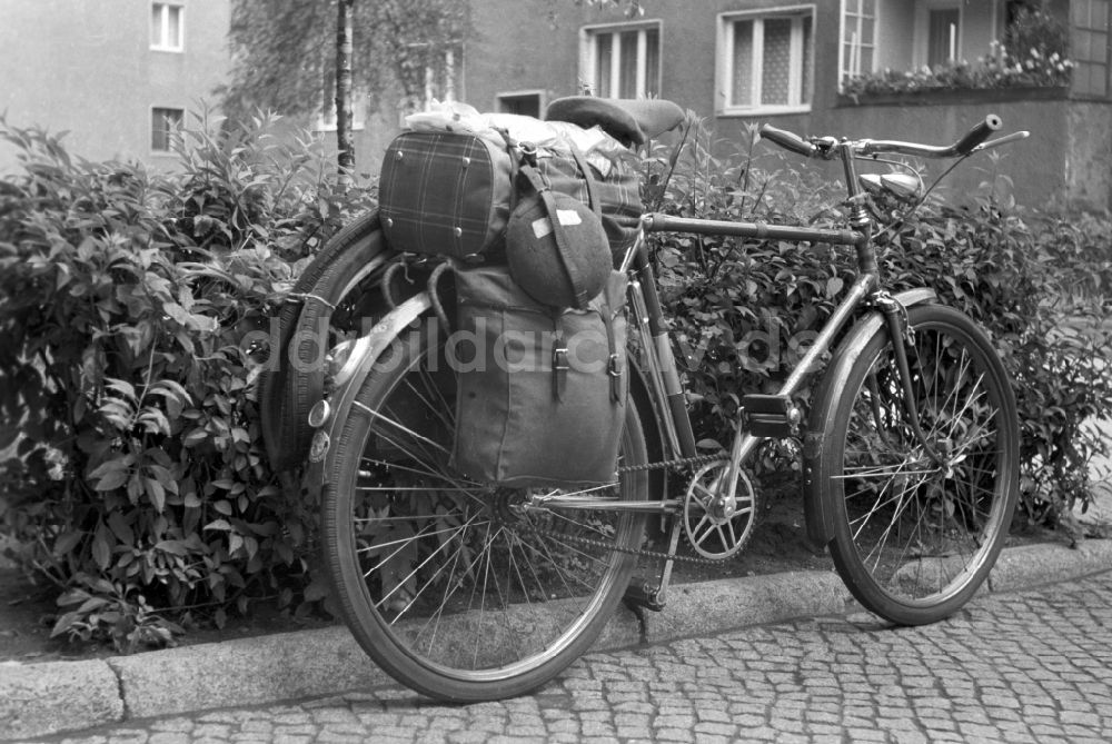 DDR-Bildarchiv: Berlin - Mitte - Fahrrad mit gepackten Gepäckträgertaschen in Berlin