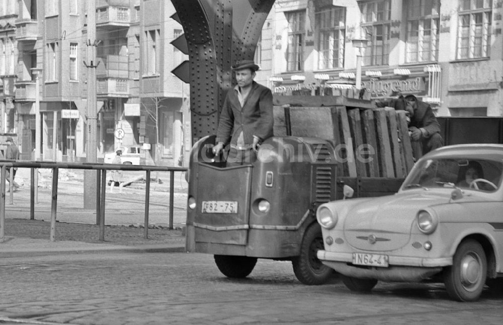 DDR-Fotoarchiv: Berlin - Fahrt mit einer Multicar M21 Dieselameise in Berlin auf dem Gebiet der ehemaligen DDR, Deutsche Demokratische Republik