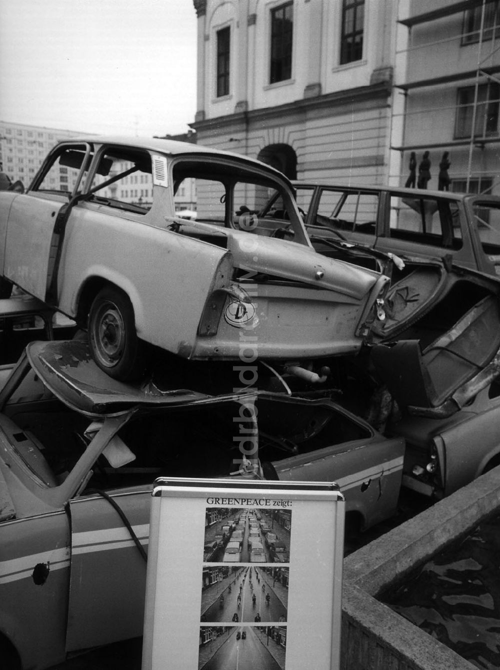 DDR-Fotoarchiv: Magdeburg - Fahrzeugwracks sind Teil der Ausstellung Alptraum Auto vor dem Magdeburger Rathaus (Sachsen-Anhalt) initiert durch die Grüne Liga und Greenpeace 24