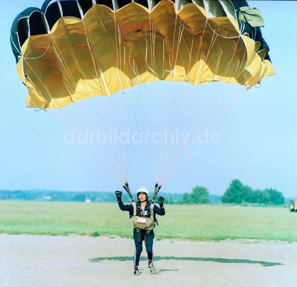DDR-Bildarchiv: Leipzig - Fallschirmspringer an einem Flächenfallschirm in der Luft in Leipzig in Sachsen in der DDR