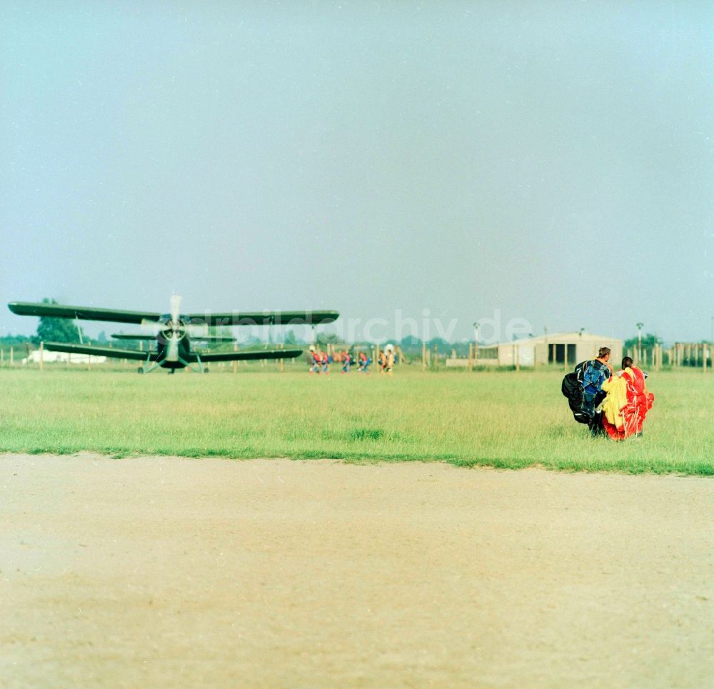 DDR-Fotoarchiv: Leipzig - Fallschirmspringer auf dem GST Flugplatz in Leipzig-Mockau in Sachsen in der DDR