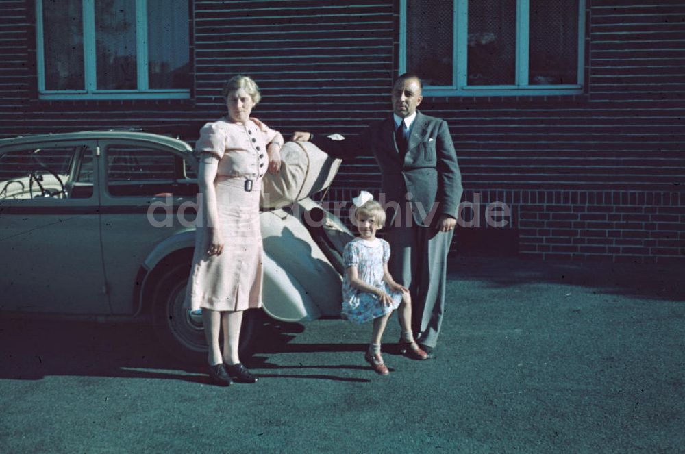 DDR-Fotoarchiv: Siegen - Familie mit Auto in Siegen 1939