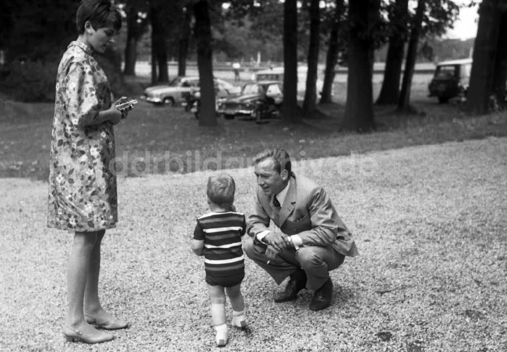 DDR-Bildarchiv: Hoppegarten - Familie bei einem Spaziergang in Hoppegarten in der DDR, Deutsche Demokratische Republik