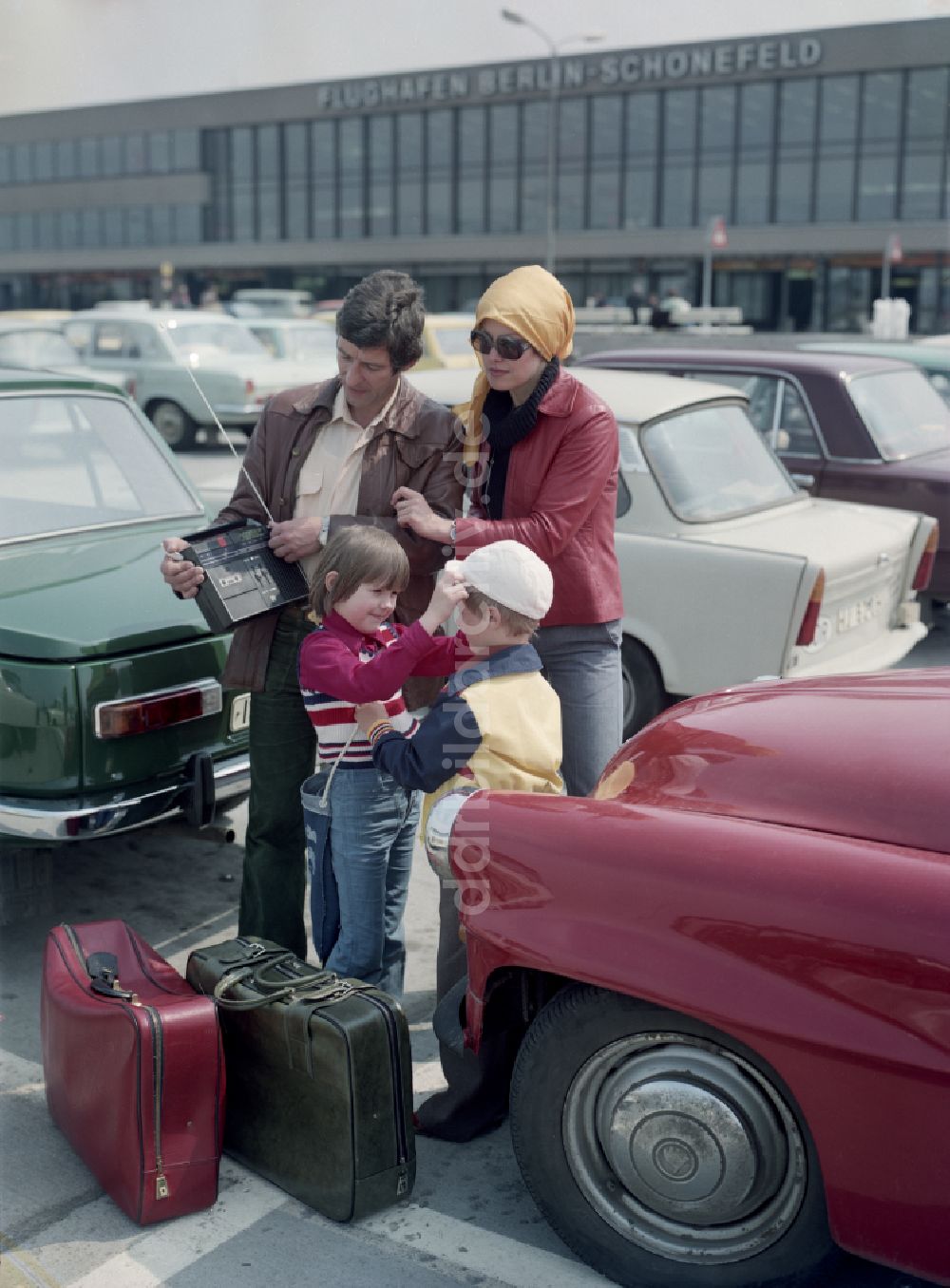 DDR-Fotoarchiv: Schönefeld - Familie am FlughafenSchönefeld in Brandenburg in der DDR
