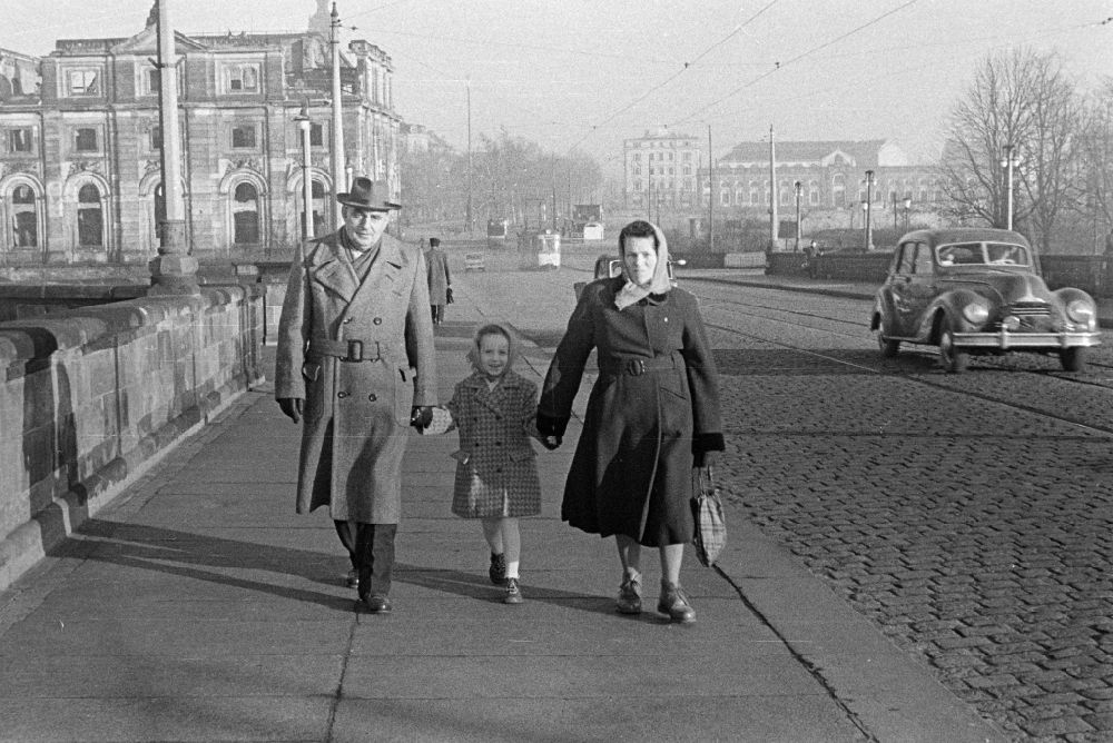 DDR-Bildarchiv: Dresden - Familie mit Kind auf der Augustusbrücke in Dresden in der DDR