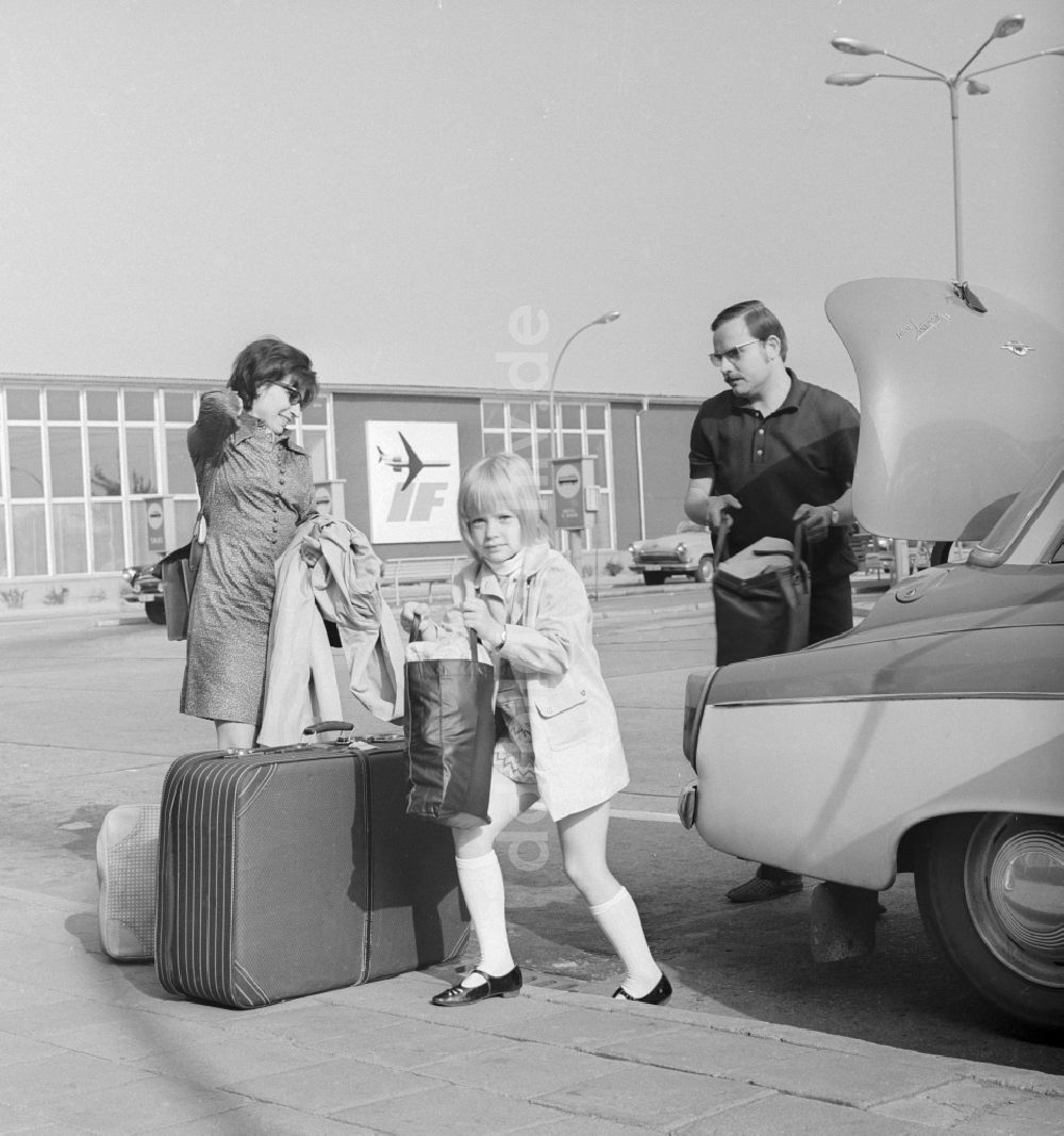 DDR-Fotoarchiv: Schönefeld - Familie mit Reisegepäck am Flughafen Berlin - Schönefeld in Schönefeld im heutigen Bundesland Brandenburg
