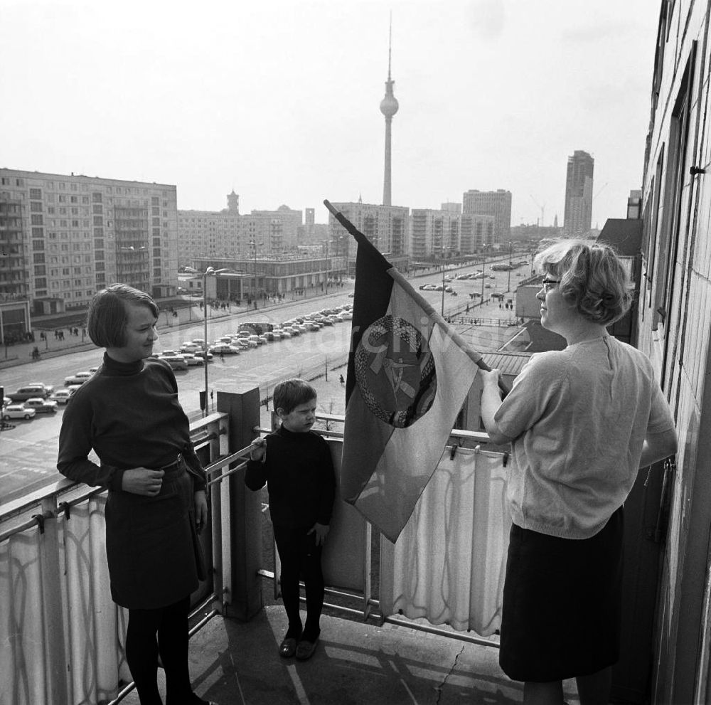 Berlin: Familie schmückt Balkon mit DDR-Flagge in Berlin