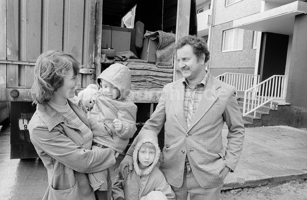 DDR-Bildarchiv: Berlin - Familie mit zwei Kindern beim Einzug in eine Neubauwohnung in Berlin, der ehemaligen Hauptstadt der DDR, Deutsche Demokratische Republik