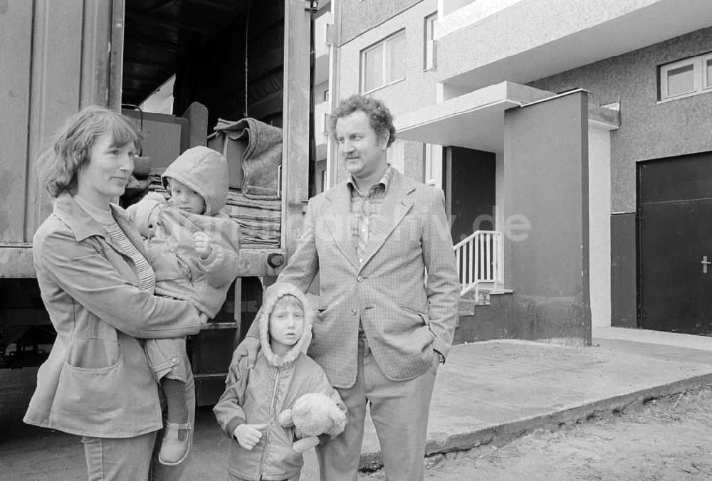 DDR-Fotoarchiv: Berlin - Familie mit zwei Kindern beim Einzug in eine Neubauwohnung in Berlin, der ehemaligen Hauptstadt der DDR, Deutsche Demokratische Republik