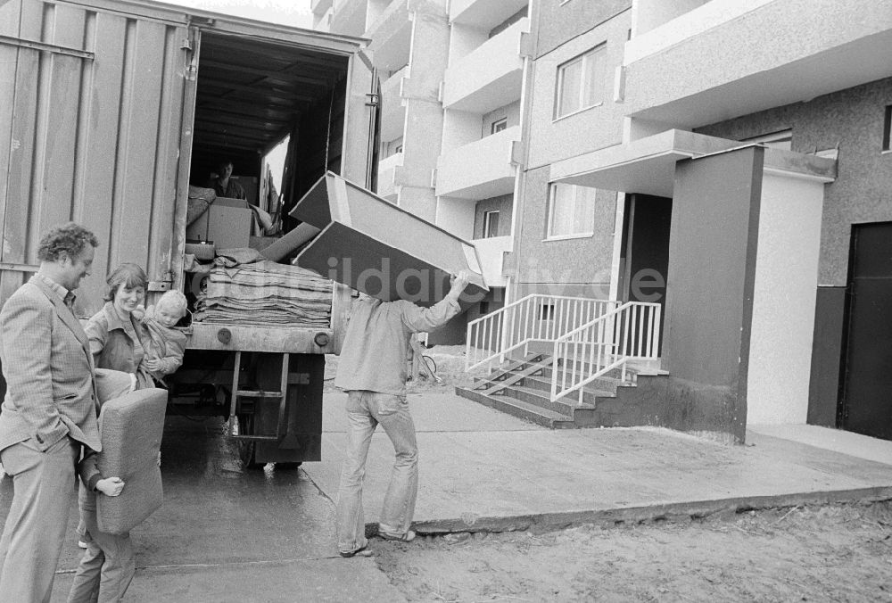Berlin: Familie mit zwei Kindern beim Einzug in eine Neubauwohnung in Berlin, der ehemaligen Hauptstadt der DDR, Deutsche Demokratische Republik