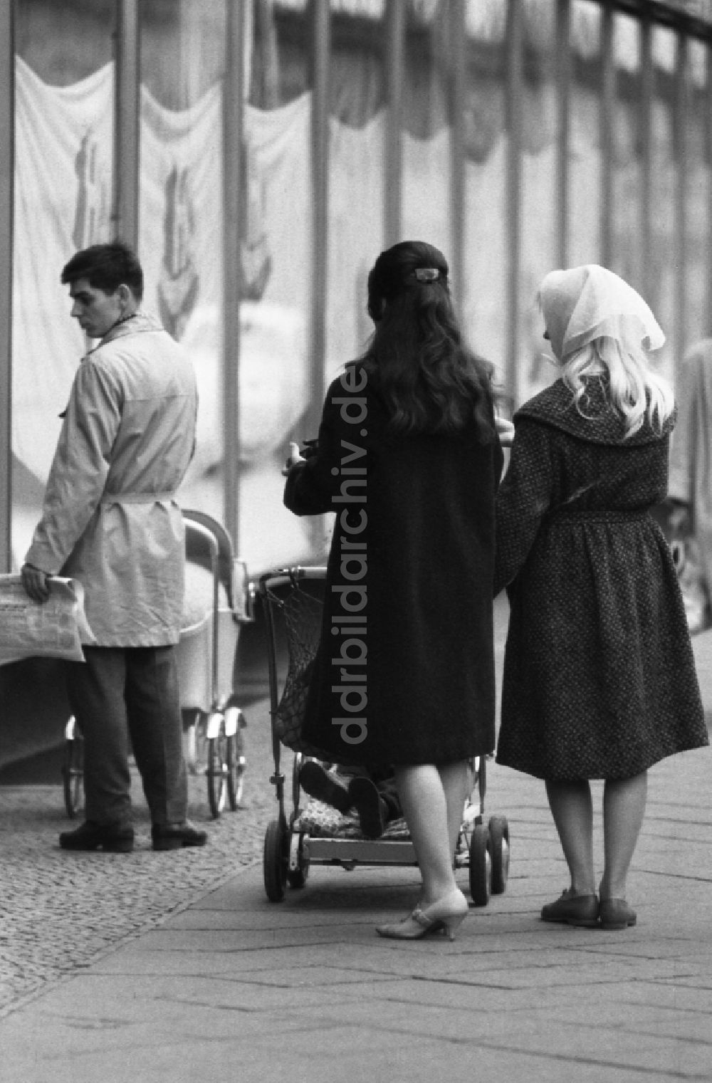 Berlin: Familien flanieren in Berlin in der DDR