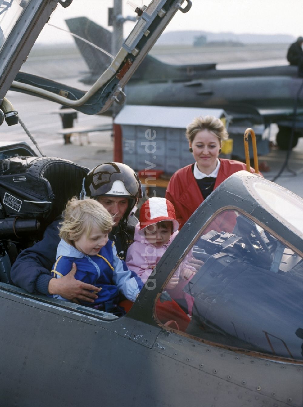 DDR-Fotoarchiv: Laage - Familienbesuch eines Piloten einer Suchoi Su22 M4 auf dem Militärflugplatz Laage in Mecklenburg-Vorpommern, ehemals Deutsche Demokratische Republik