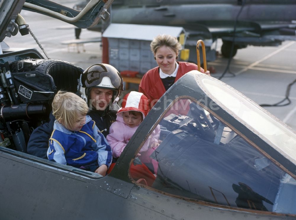 Laage: Familienbesuch eines Piloten einer Suchoi Su22 M4 auf dem Militärflugplatz Laage in Mecklenburg-Vorpommern, ehemals Deutsche Demokratische Republik