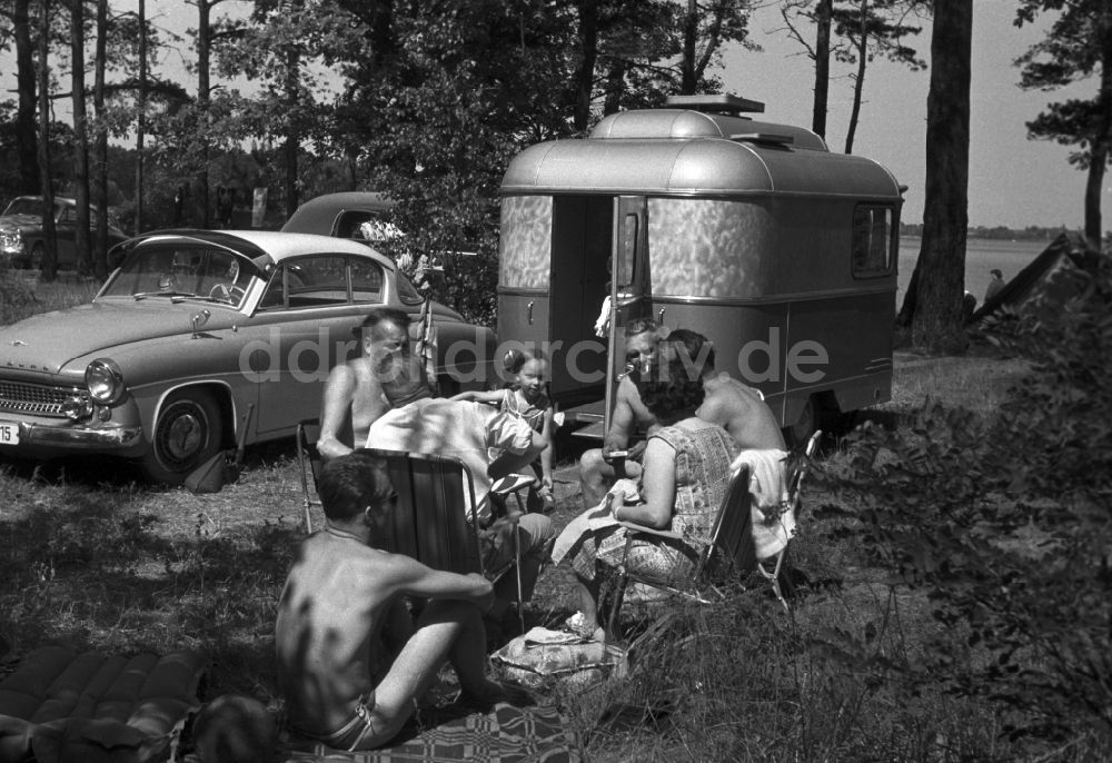 DDR-Fotoarchiv: Malge - Familiencamping mit einem Wartburg 311 und Wohnwagen in Malge in Brandenburg