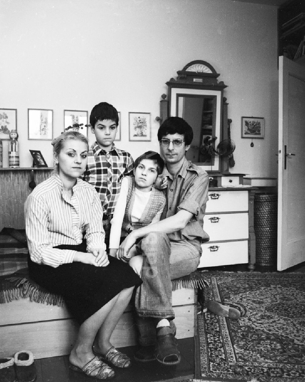 DDR-Fotoarchiv: Berlin - Familienfoto in einer Berliner Wohnung in Berlin