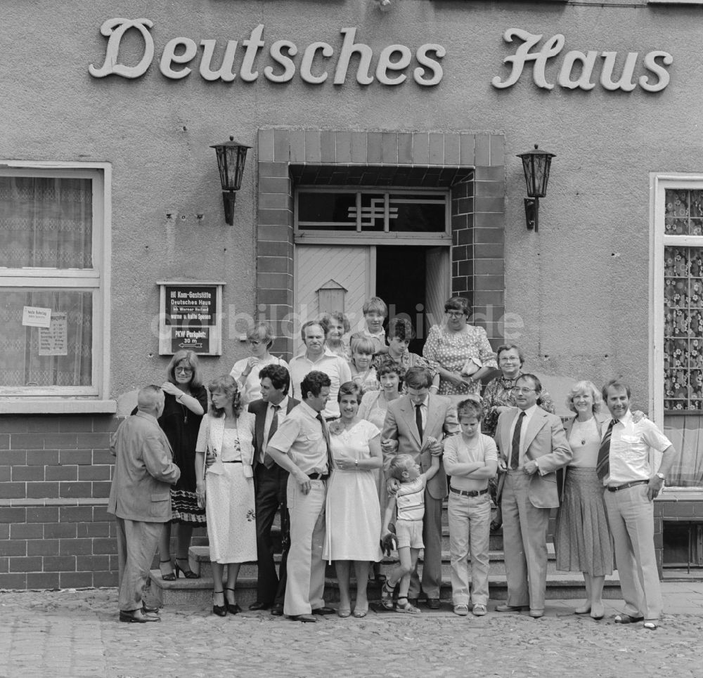 Berlin: Familienfoto vor der HO Gaststätte Deutsches Haus in Berlin, der ehemaligen Hauptstadt der DDR, Deutsche Demokratische Republik