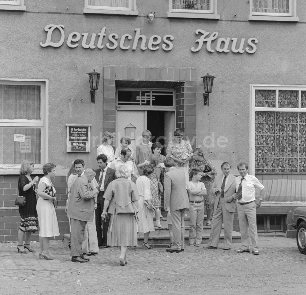 DDR-Bildarchiv: Berlin - Familienfoto vor der HO Gaststätte Deutsches Haus in Berlin, der ehemaligen Hauptstadt der DDR, Deutsche Demokratische Republik