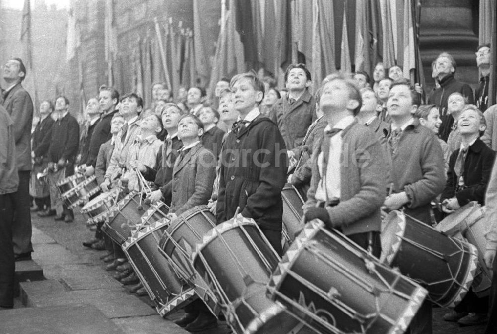 DDR-Fotoarchiv: Leipzig - Fanfarengruppe, Tag der Republik, Leipzig 1959