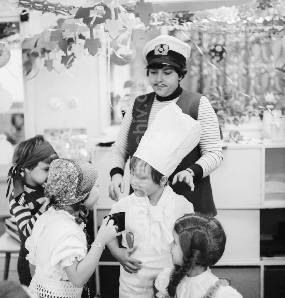 Berlin: Faschings- Veranstaltung in einem Kindergarten in Berlin, der ehemaligen Hauptstadt der DDR, Deutsche Demokratische Republik