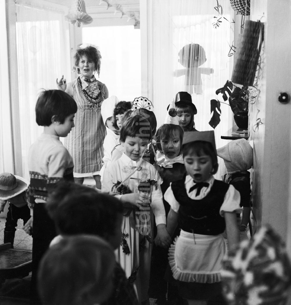 DDR-Fotoarchiv: Berlin - Faschings- Veranstaltung in einem Kindergarten in Berlin, der ehemaligen Hauptstadt der DDR, Deutsche Demokratische Republik