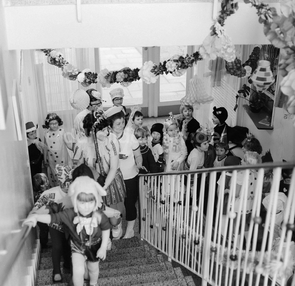 Berlin: Faschings- Veranstaltung in einem Kindergarten in Berlin, der ehemaligen Hauptstadt der DDR, Deutsche Demokratische Republik