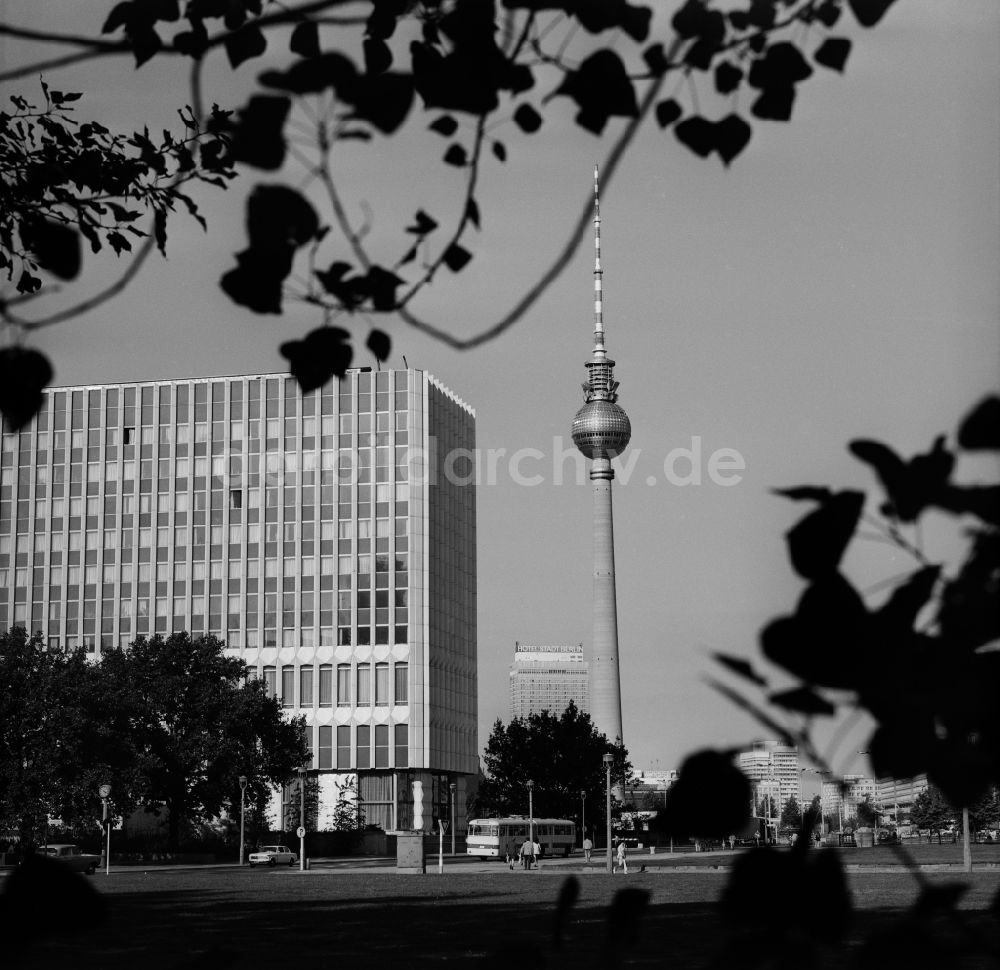 Berlin - Mitte: Fassade des Außenministeriums und der Fernsehturm in Berlin - Mitte
