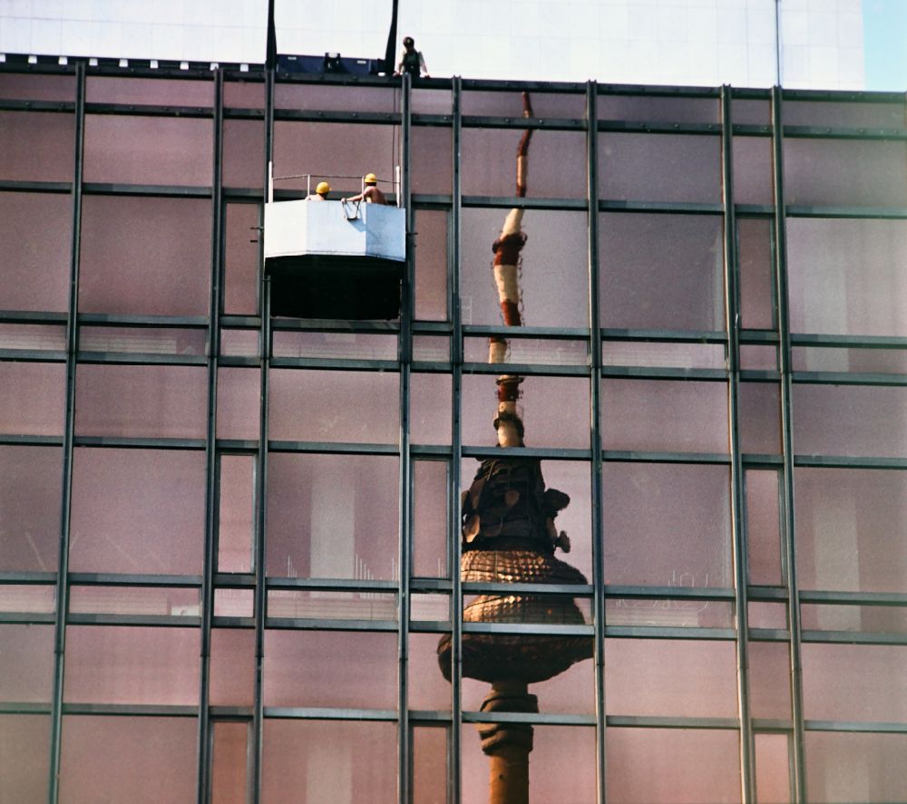 DDR-Fotoarchiv: Berlin - Fassadenreinigung am Palast der Republik in Berlin in der DDR