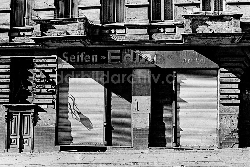 DDR-Fotoarchiv: Berlin - Fassadenverfall eines ehemailigen Seifenladen am Gehweg eines Altbau- Wohnhauses in Berlin in der DDR