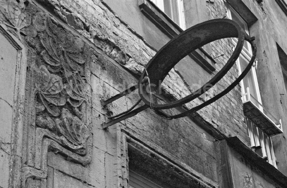 Berlin: Fassadenverfall an einem Jugendstil - Altbauhaus in Berlin in der DDR