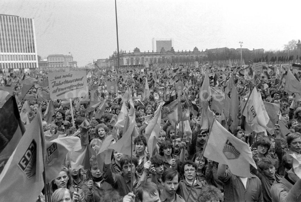 DDR-Fotoarchiv: Berlin - FDJ-Manifestation beim SED-Parteitag in Berlin