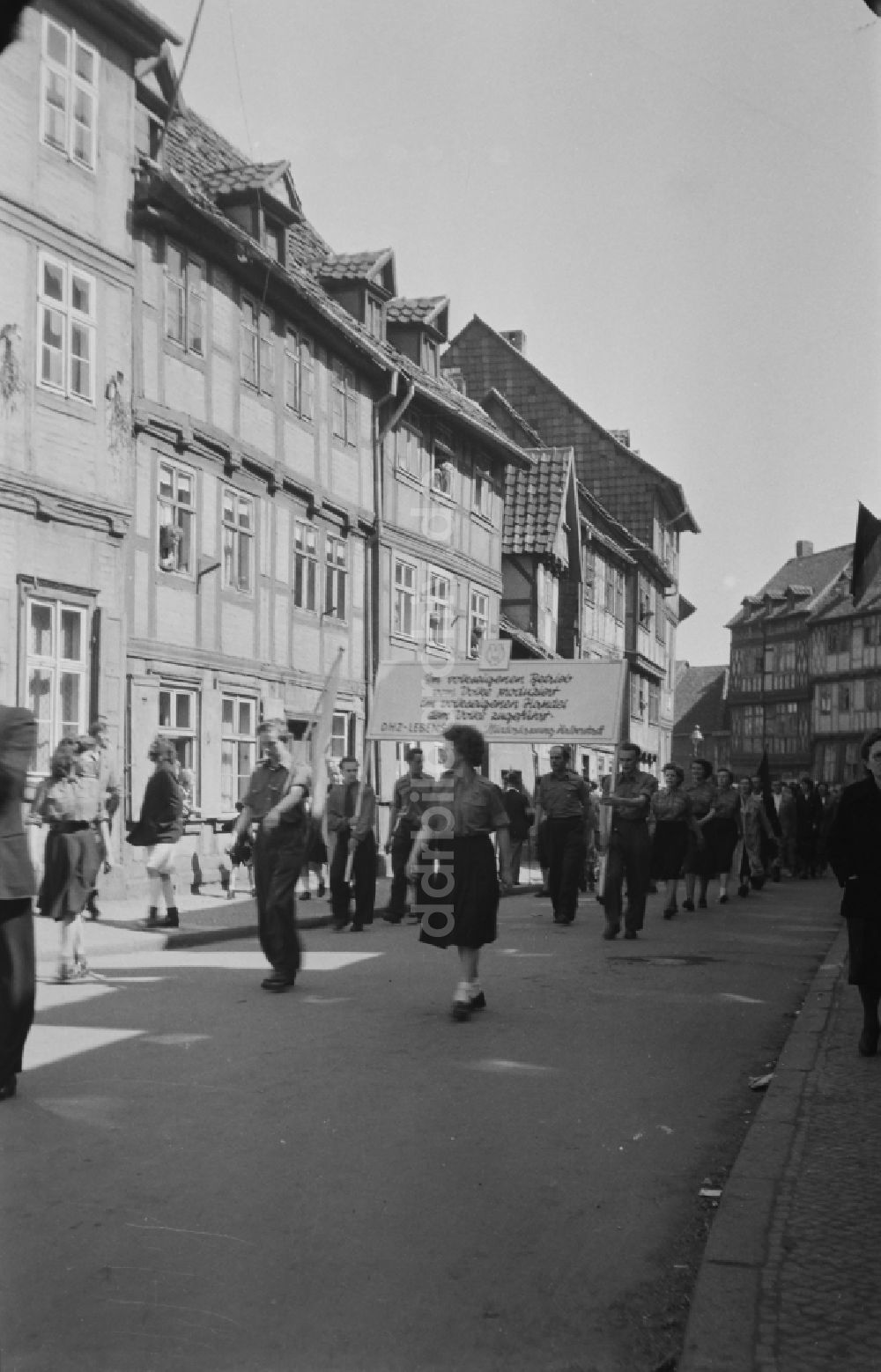 Halberstadt: FDJler zum Feiertag 1. Mai in Halberstadt in Sachsen-Anhalt in der DDR