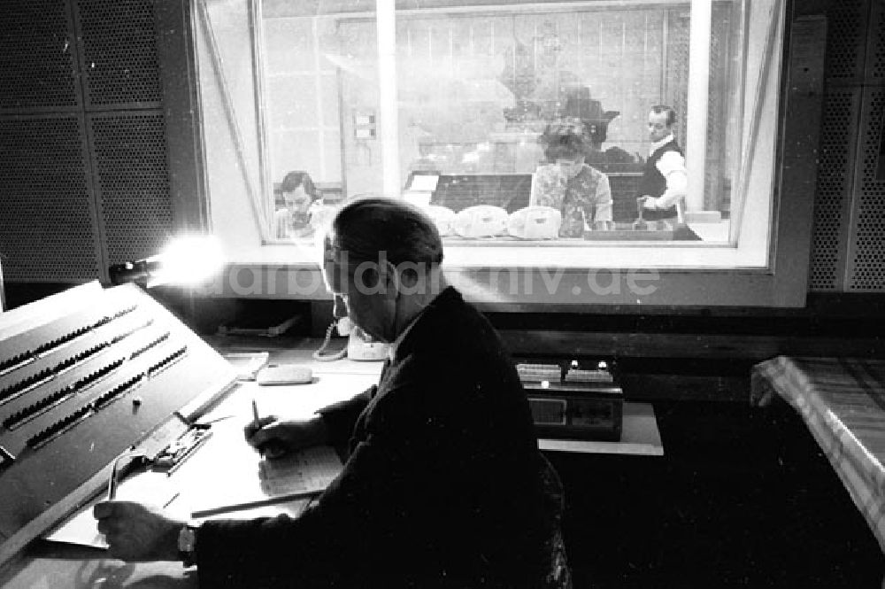 DDR-Bildarchiv: Berlin - Februar 1973 Blick in die Leitzentrale des Rettungsamtes in der