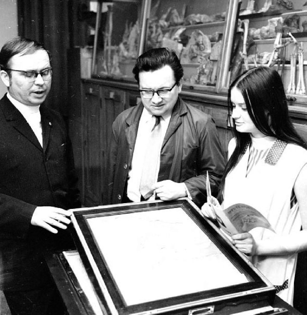 DDR-Fotoarchiv: Berlin - Februar 1973 Urvogel im Naturkundemuseum mit Gruppenführung.