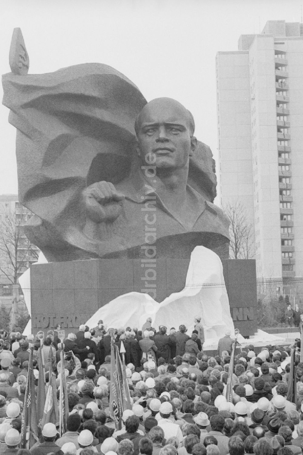 DDR-Fotoarchiv: Berlin - Feierliche Enthüllung vom Ernst-Thälmann-Denkmal im Ernst-Thälmann-Park in Berlin, der ehemaligen Hauptstadt der DDR, Deutsche Demokratische Republik