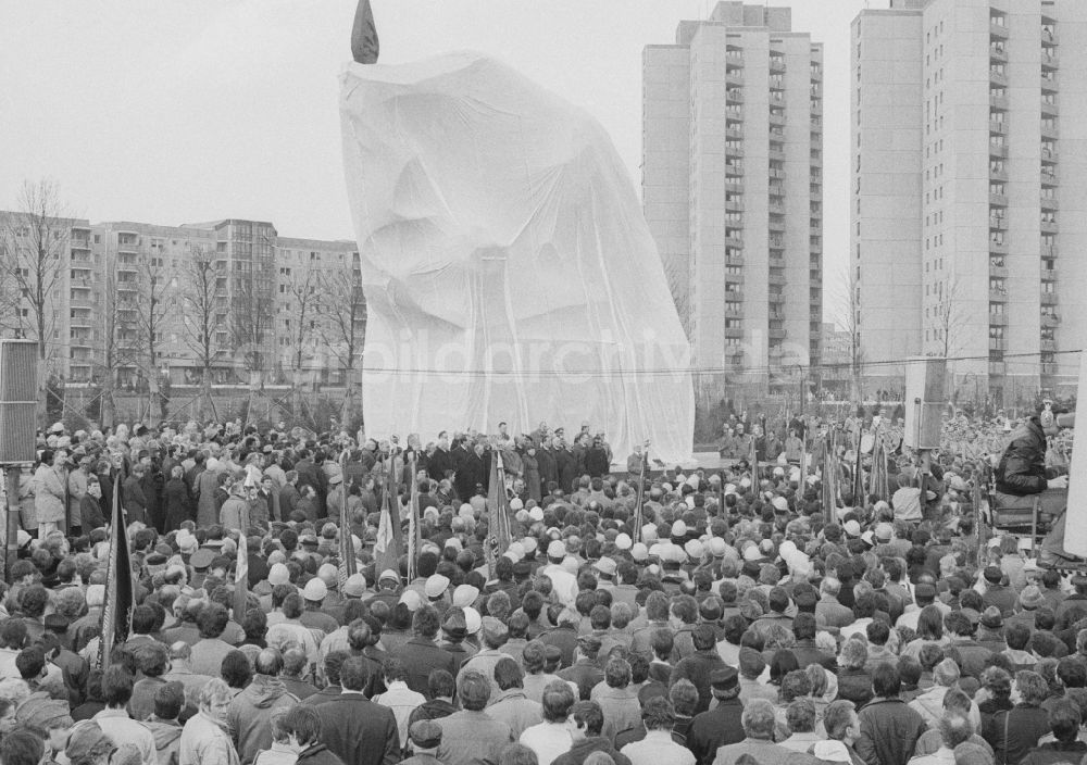 Berlin: Feierliche Enthüllung vom Ernst-Thälmann-Denkmal im Ernst-Thälmann-Park in Berlin, der ehemaligen Hauptstadt der DDR, Deutsche Demokratische Republik