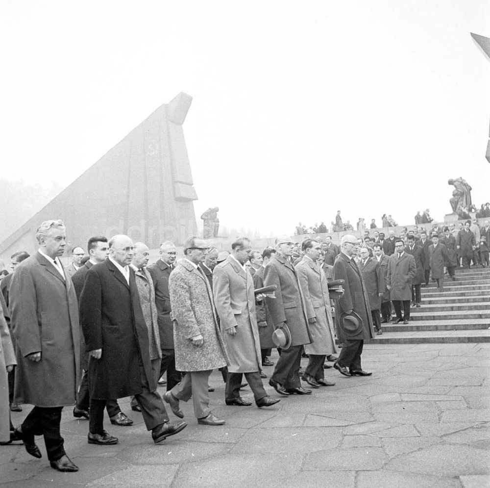DDR-Bildarchiv: Berlin - Feierlichkeiten am Sowjetischem Ehrenmal zum Nationalfeiertag der DDR in Berlin