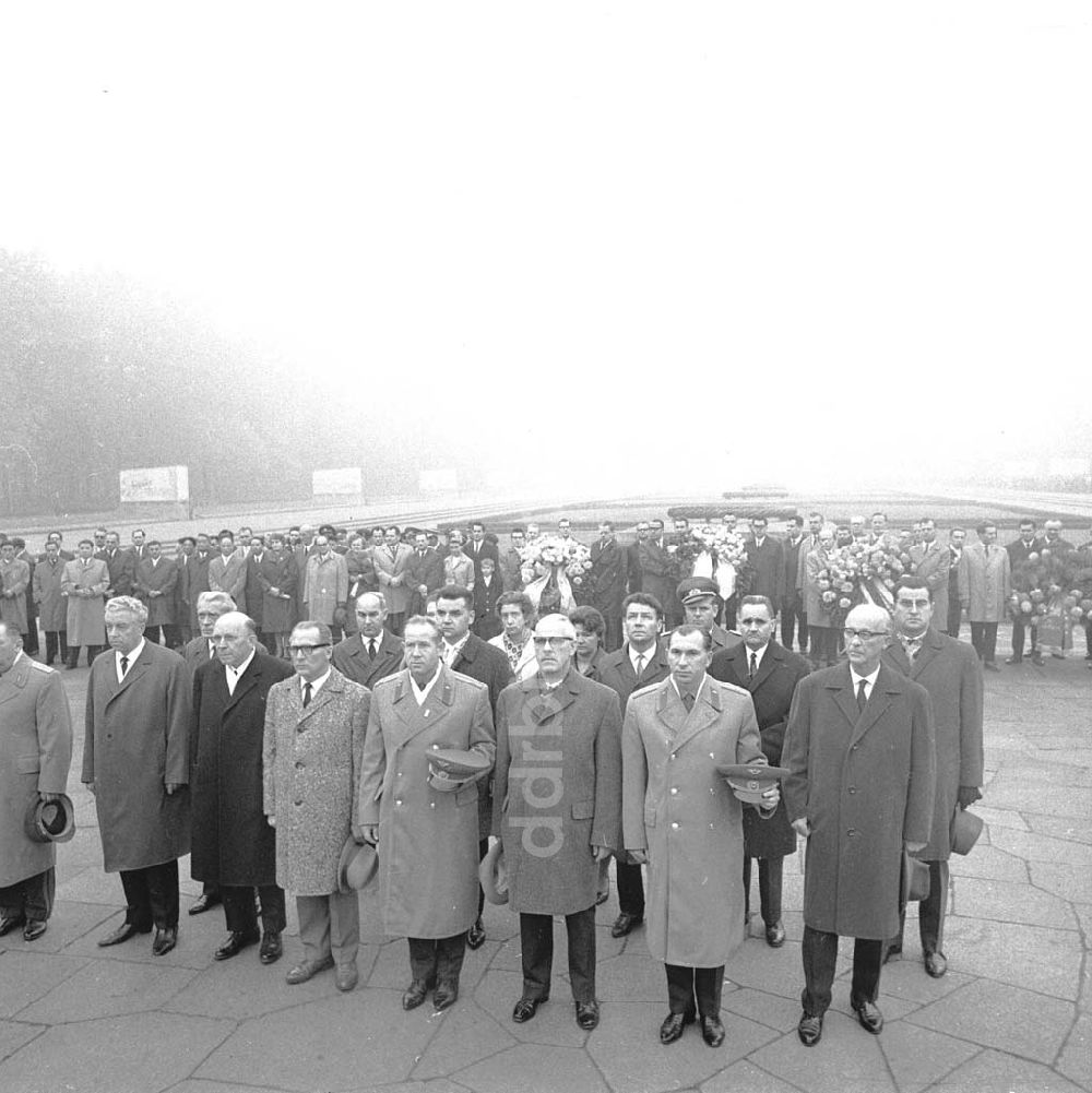 DDR-Fotoarchiv: Berlin - Feierlichkeiten am Sowjetischem Ehrenmal zum Nationalfeiertag der DDR in Berlin