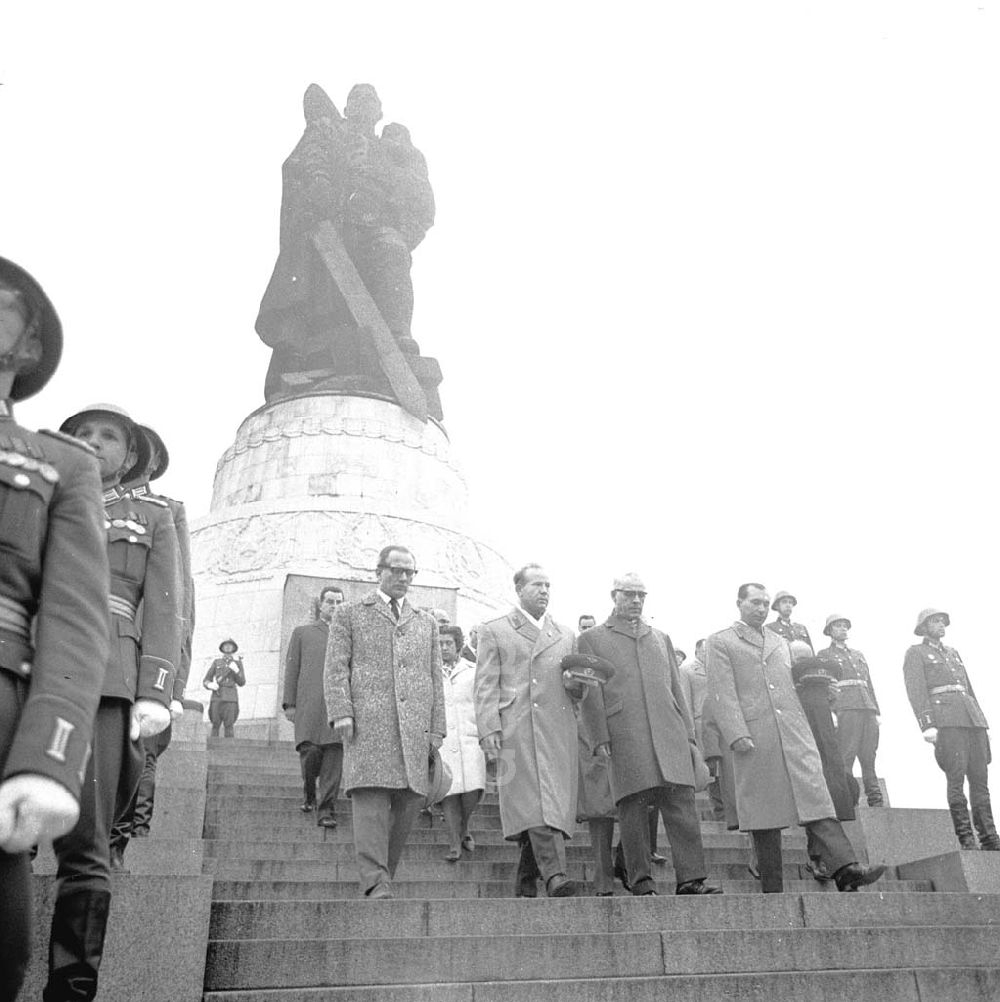Berlin: Feierlichkeiten am Sowjetischem Ehrenmal zum Nationalfeiertag der DDR in Berlin