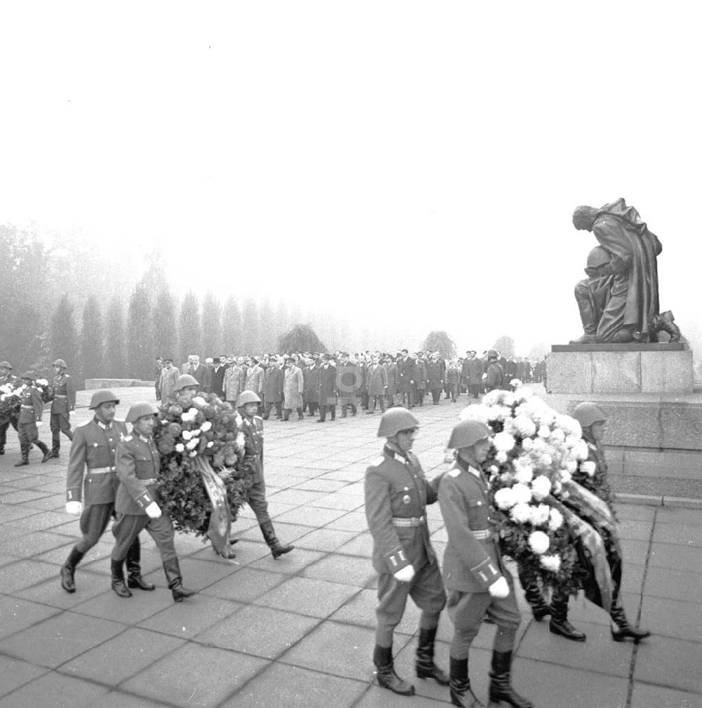 DDR-Bildarchiv: Berlin - Feierlichkeiten am Sowjetischem Ehrenmal zum Nationalfeiertag der DDR in Berlin