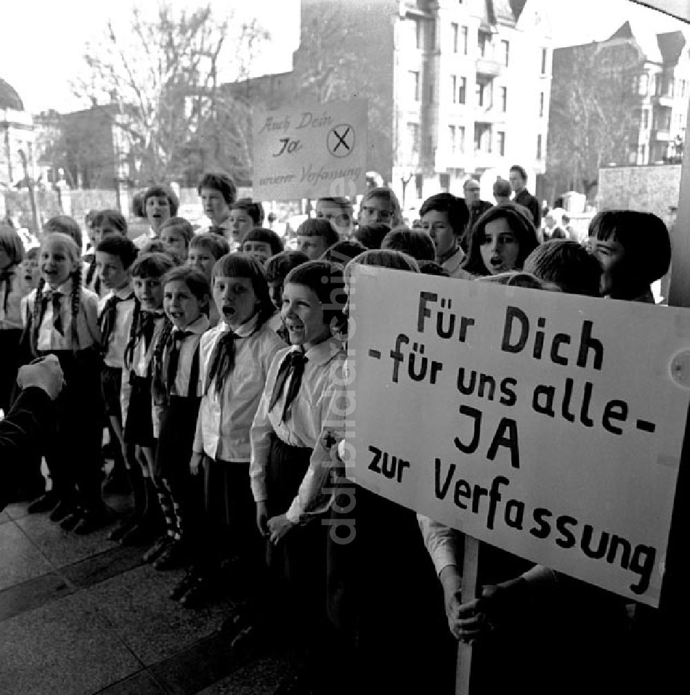 DDR-Bildarchiv: Cottbus - Feiern zur Verfassung in Cottbus