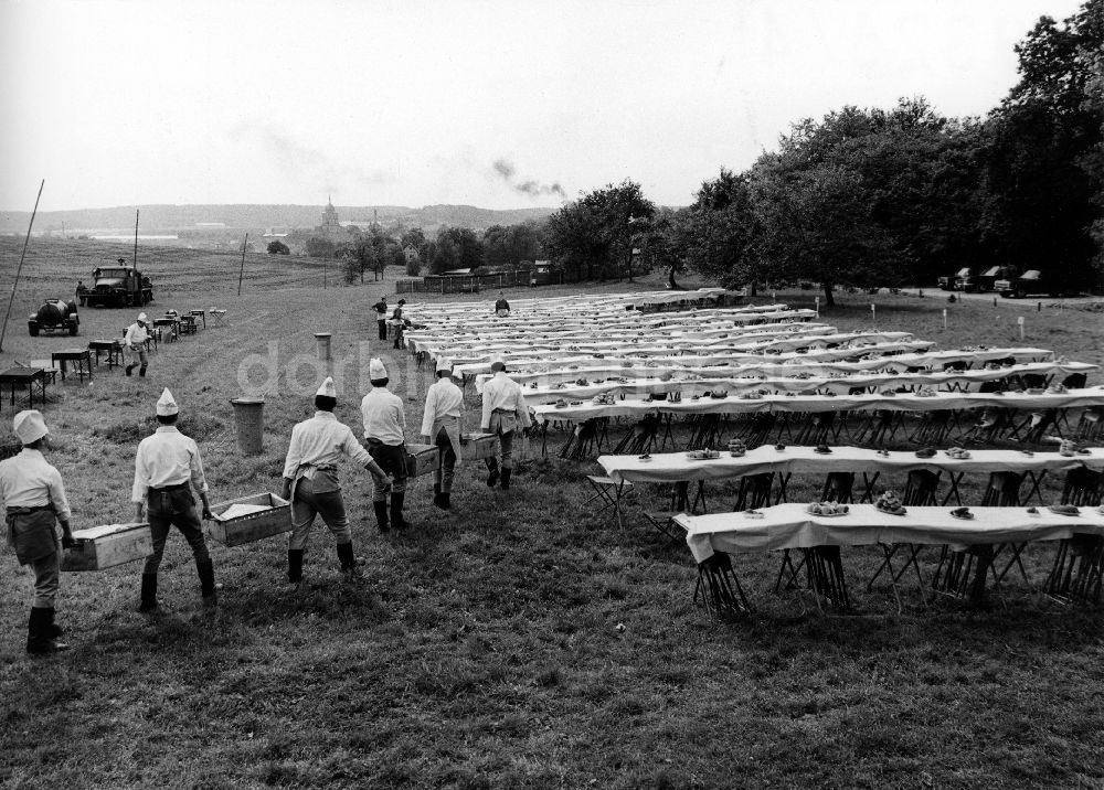 DDR-Bildarchiv: Abbenrode - Feldküche in einem Ausbildungslager der Grenztruppen der DDR in der Nähe von Abbenrode im heutigen Bundesland Sachsen-Anhalt
