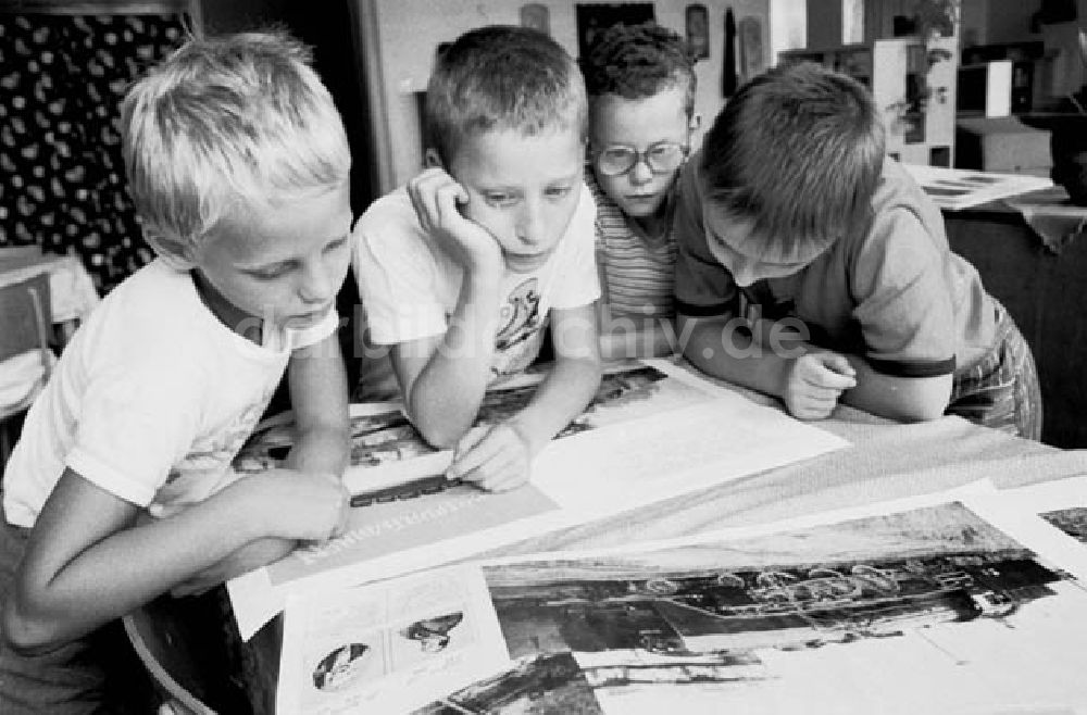 Berlin: 28.07.1986 Ferienkinder der Oleg Koschewoi - Oberschule.