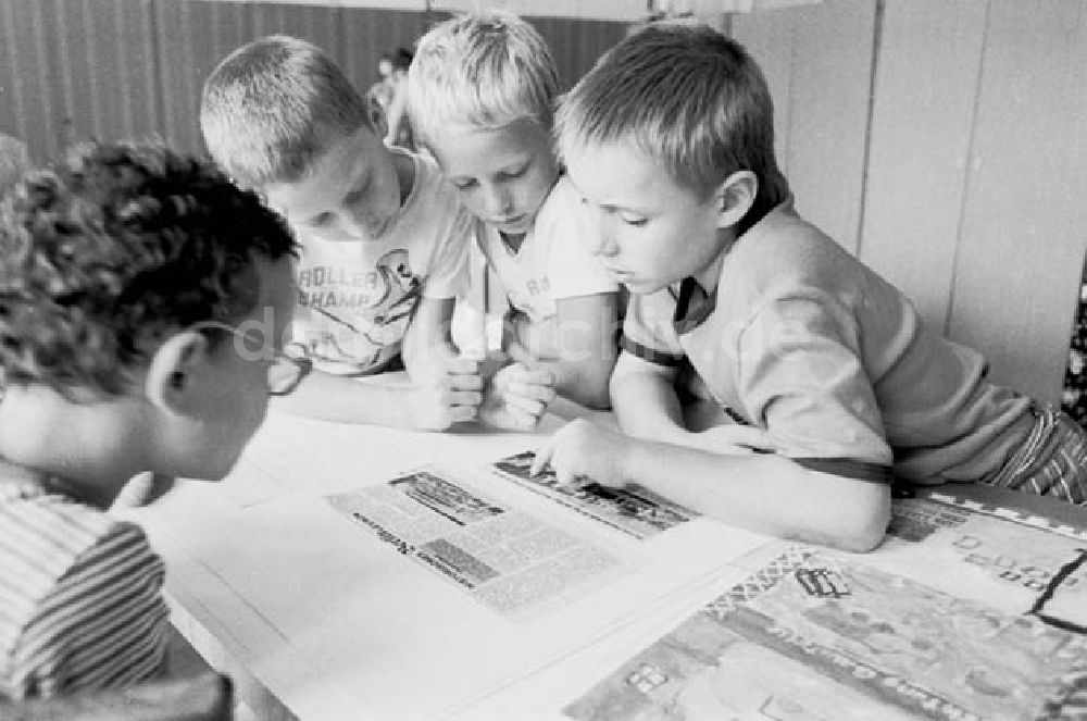 DDR-Fotoarchiv: Berlin - 28.07.1986 Ferienkinder der Oleg Koschewoi - Oberschule.