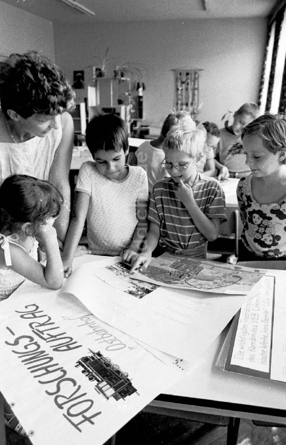 DDR-Bildarchiv: Berlin - 28.07.1986 Ferienkinder der Oleg Koschewoi - Oberschule.