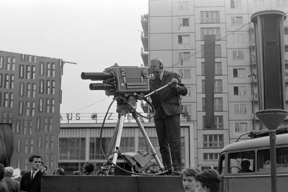 Berlin: Fernsehübertragung der Festveranstaltung zum 20. Jahrestag vor dem Fernsehstudio Telestudio auf den Straßen im Ortsteil Mitte in Berlin in der DDR