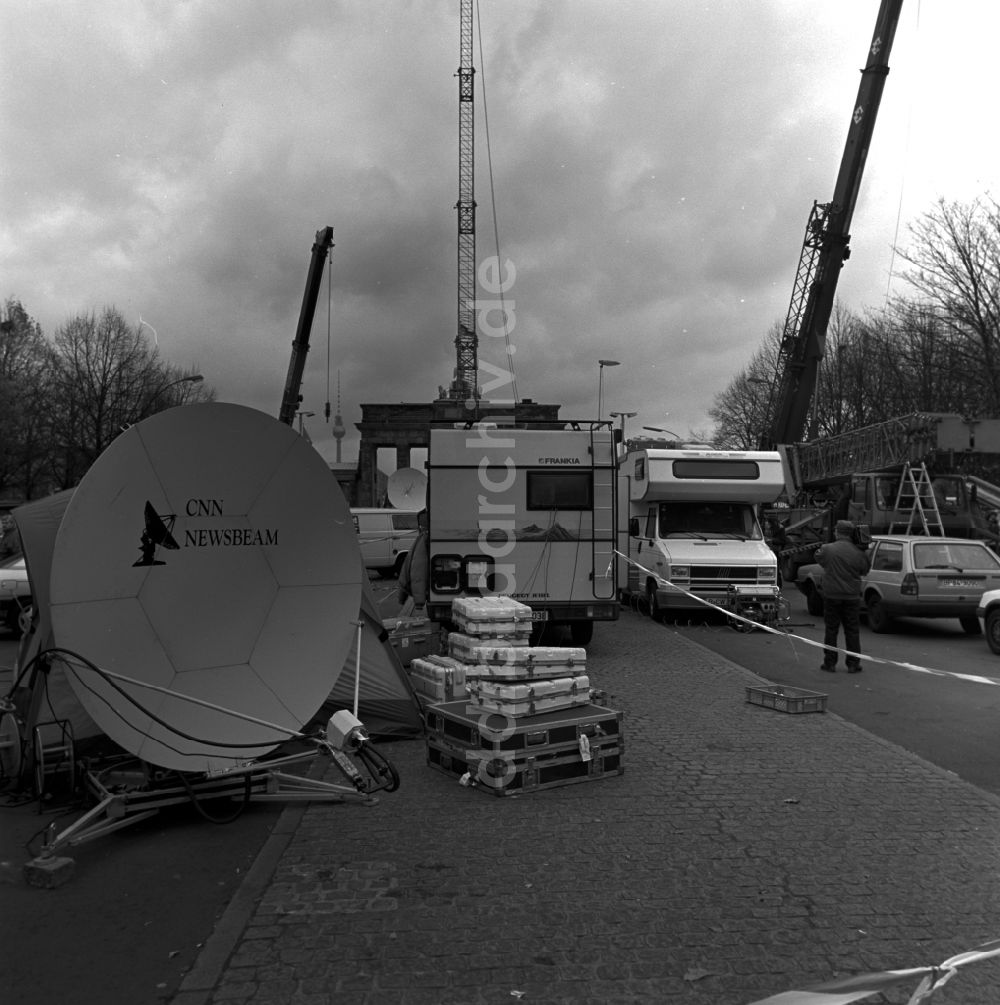 Berlin - Tiergarten: Fernsehsender warten auf die Öffnung eines Übergangs am Brandenburger Tor in Berlin
