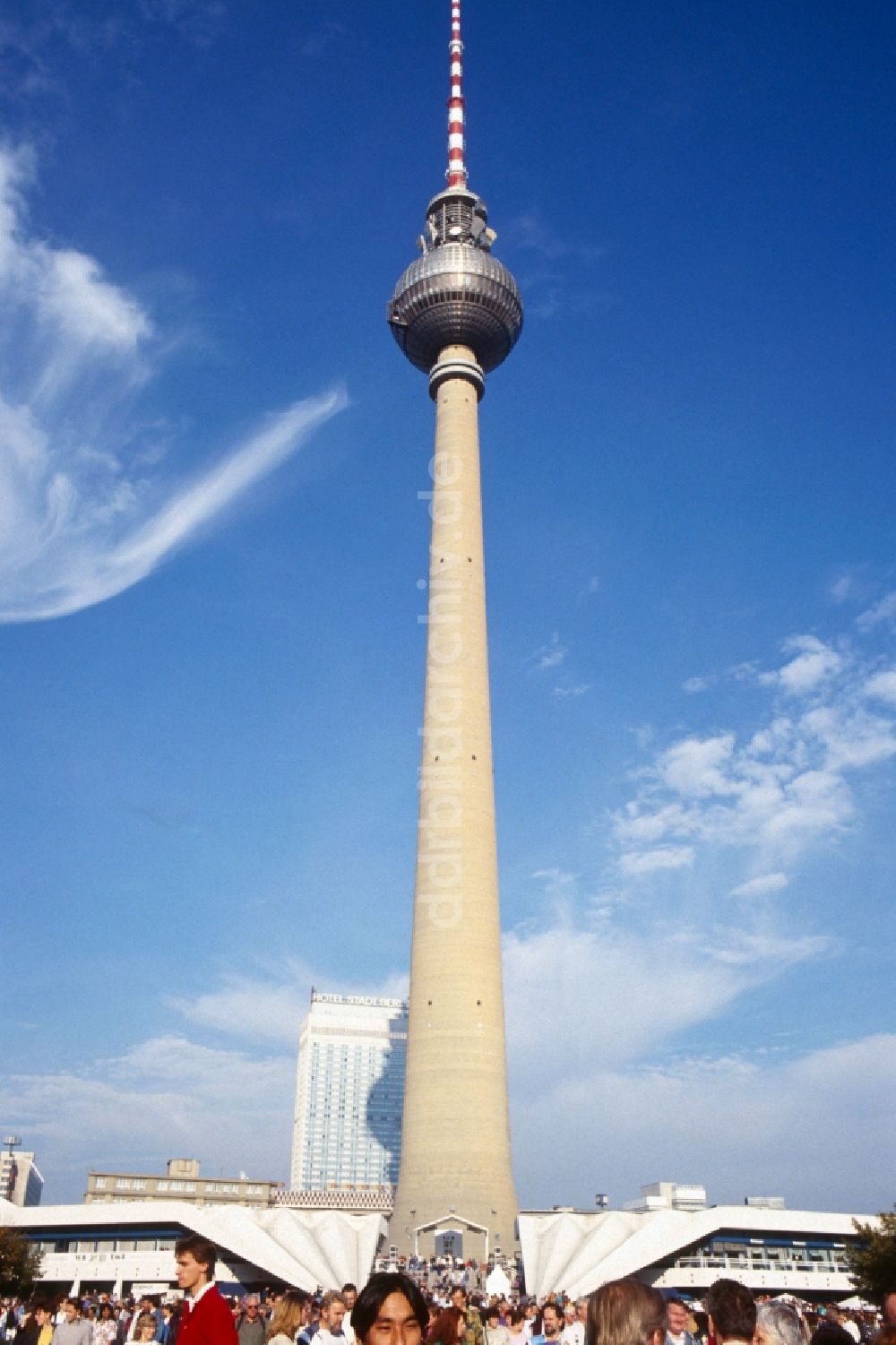 Berlin - Mitte: Fernsehturm mit dem Hotel Stad Berlin im Hintergrund in Berlin - Mitte