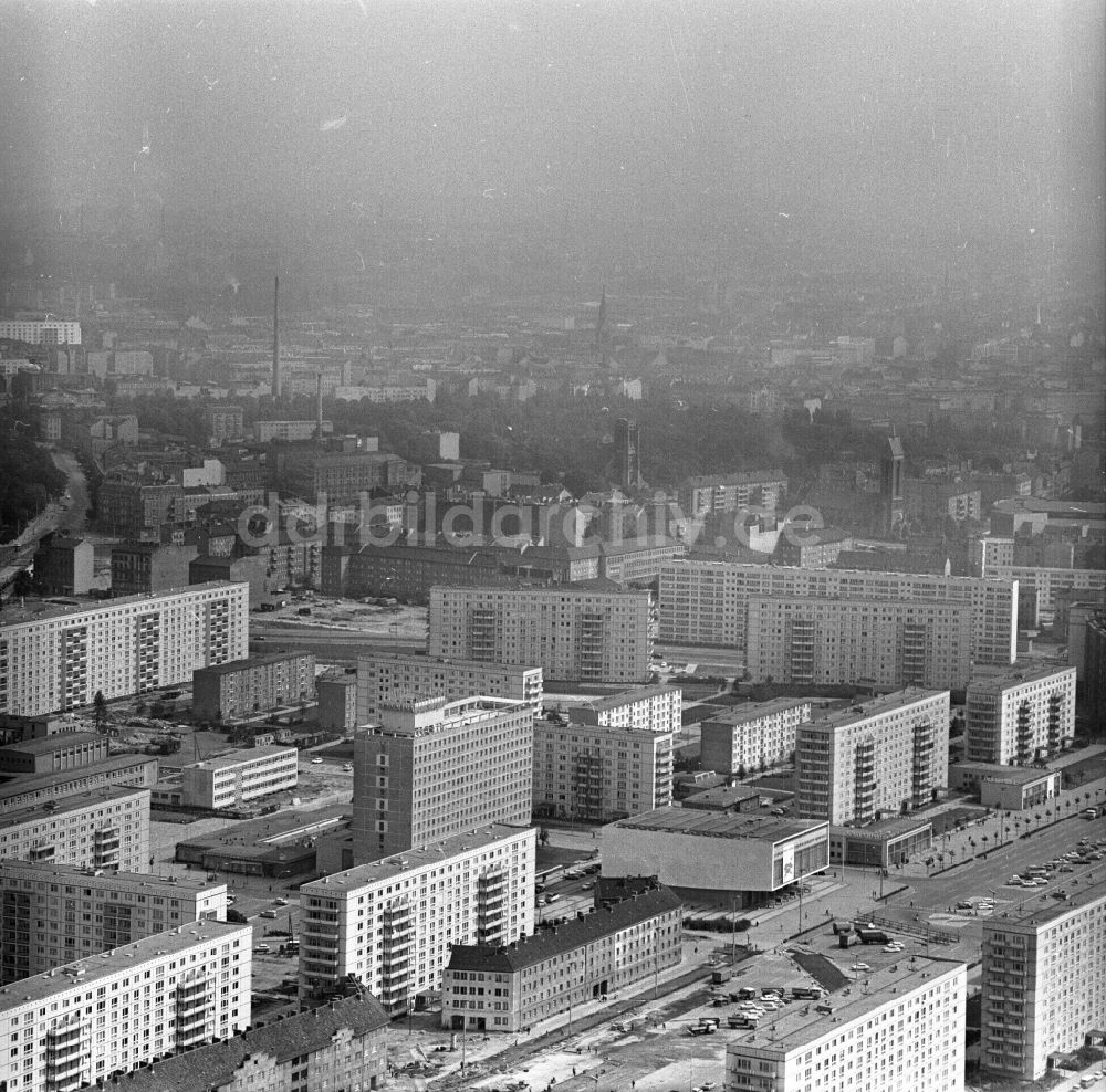 DDR-Bildarchiv: Berlin - Fernsehturmbau und Baustelle Alexanderplatz in Berlin-Mitte